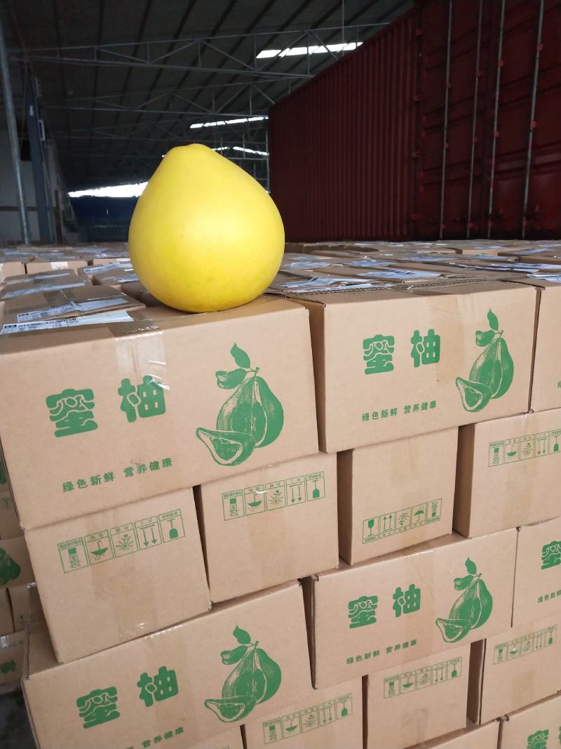蜜柚白心红心柚产地批果园看货定园，皮毛光滑细嫩，入口化渣