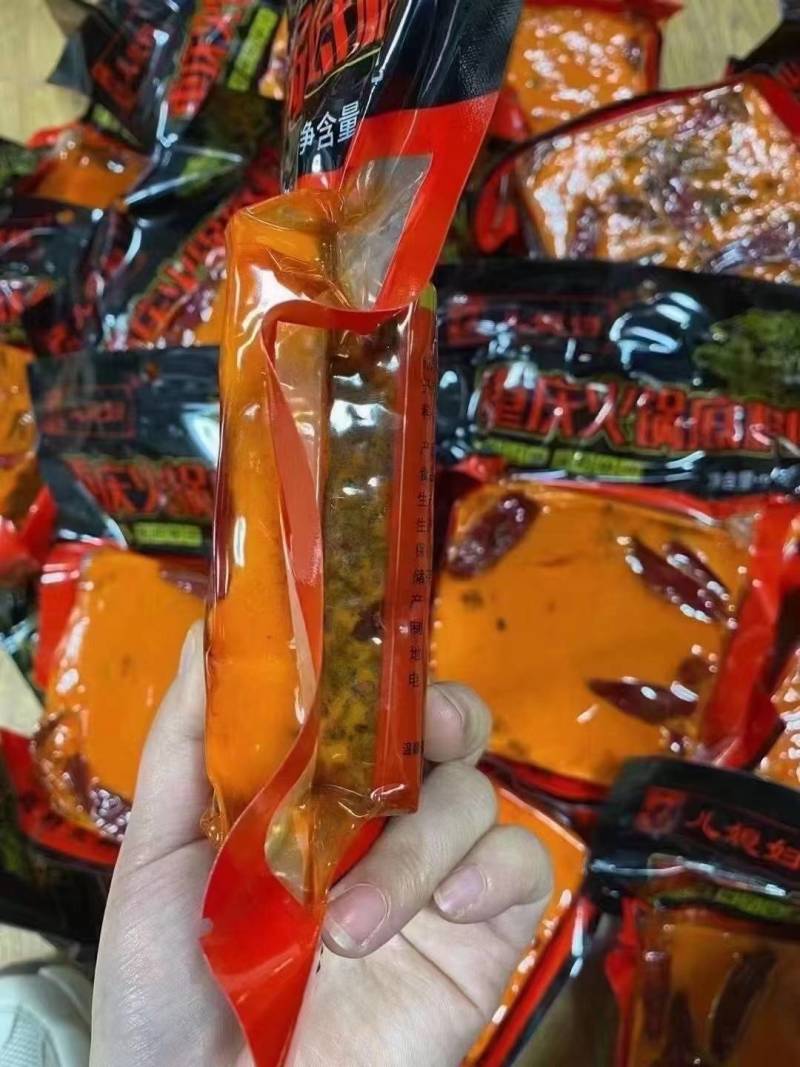 重庆火锅底料一袋400克，香料丰富，香味浓，量大从优
