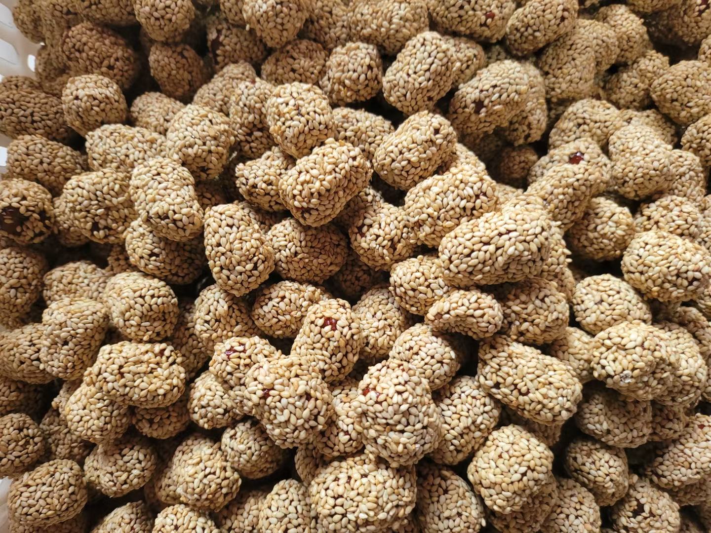 图片展示香酥脆枣与坚果、酸奶搭配的健康早餐组合,体现其多样化的食用方式 香酥脆枣搭配坚果与酸奶碗