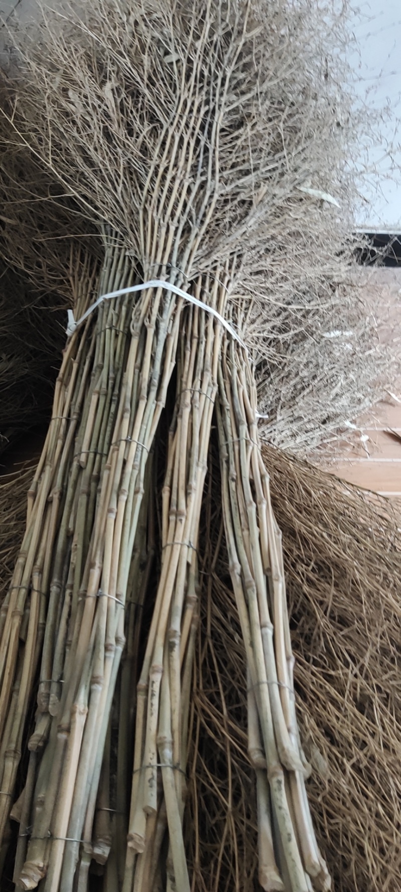 各种扫帚，红白高梁扫帚，竹枝扫帚，铁扫帚，价格面议，谢谢