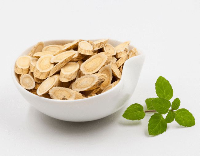 展示正在锅中煮制的黄芪与茨实,水面微微翻滚,旁边放置药材碗 黄芪茨实煮水过程图