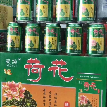 荷花啤酒口感醇厚细腻，泡沫丰富，厂家直销价格美丽