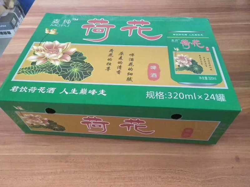 荷花啤酒口感醇厚细腻，泡沫丰富，厂家直销价格美丽