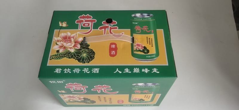荷花啤酒口感醇厚细腻，泡沫丰富，厂家直销价格美丽