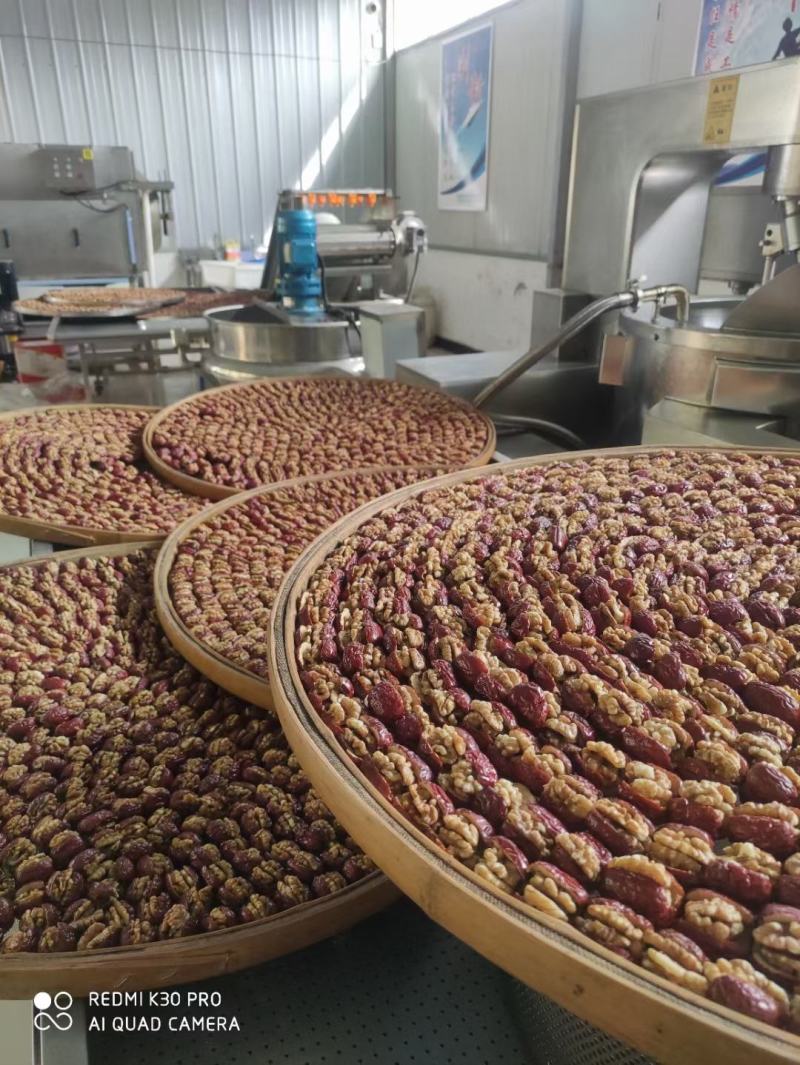 枣夹核桃甘肃美食特色甘肃玉门扶贫车间加工厂