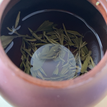 想卖家里的茶叶，有两种，我们当地叫藤茶，和家茶。