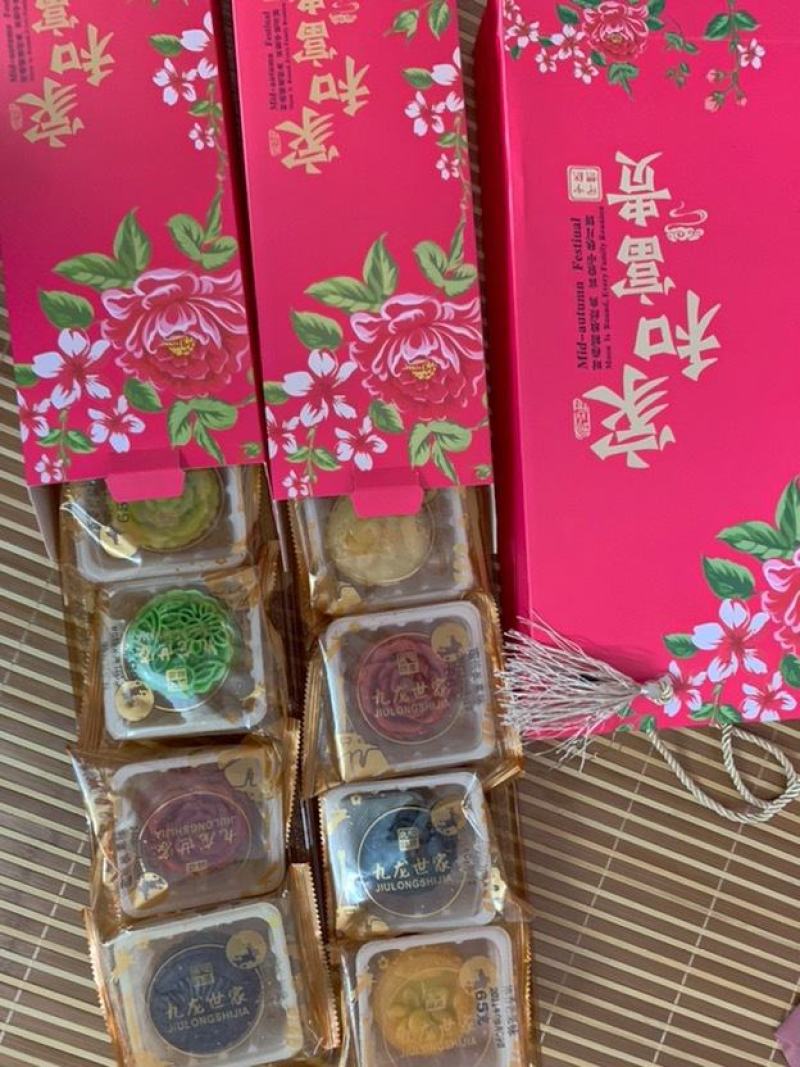中秋月饼礼盒装月饼批发礼盒散装冰皮月饼五仁蛋黄团购送