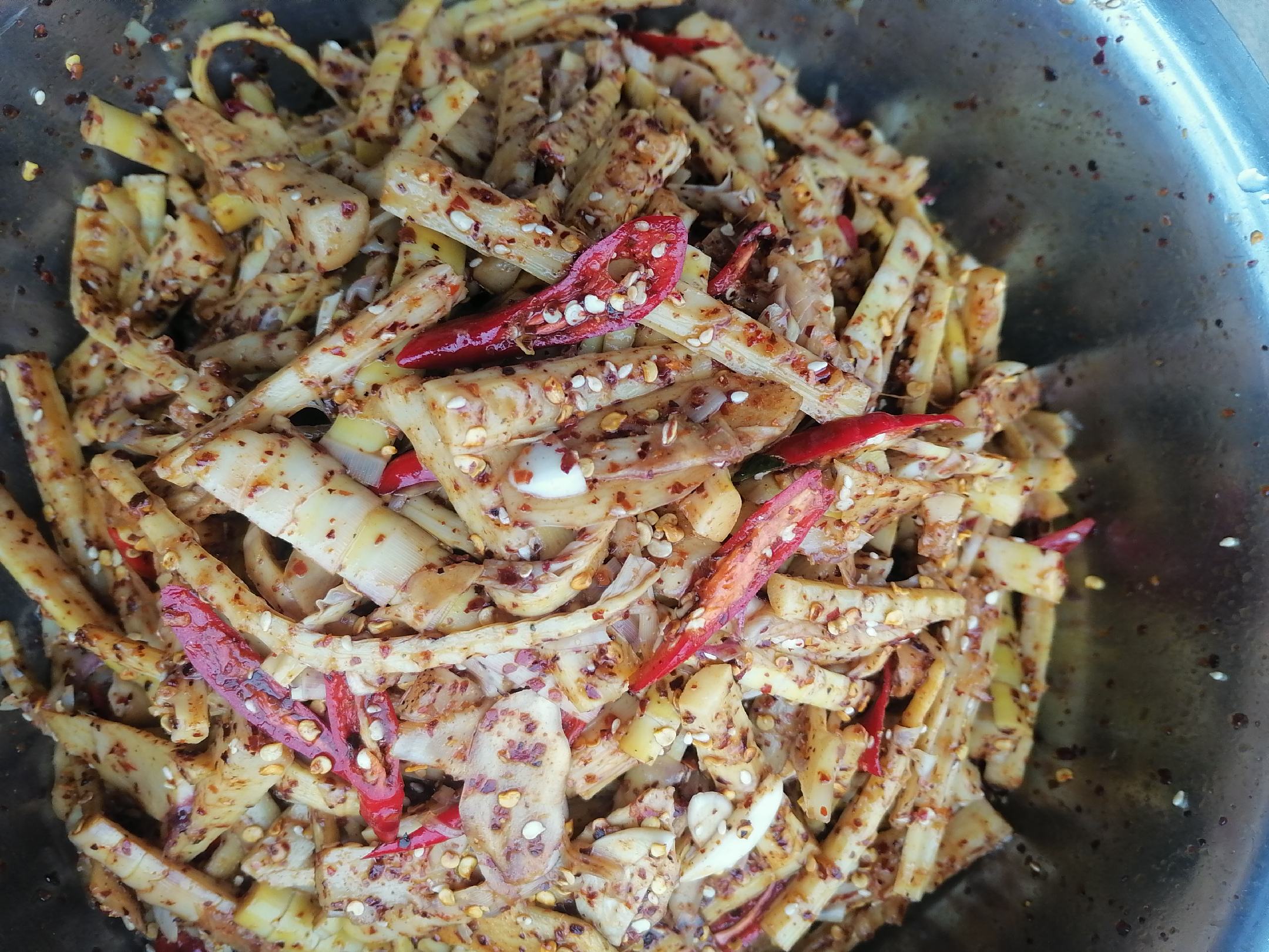 凉拌红椒尖尖笋摆盘图