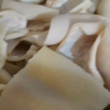 水牛皮，无油无毛根我们可以按照您的要求加工生熟度常年供货
