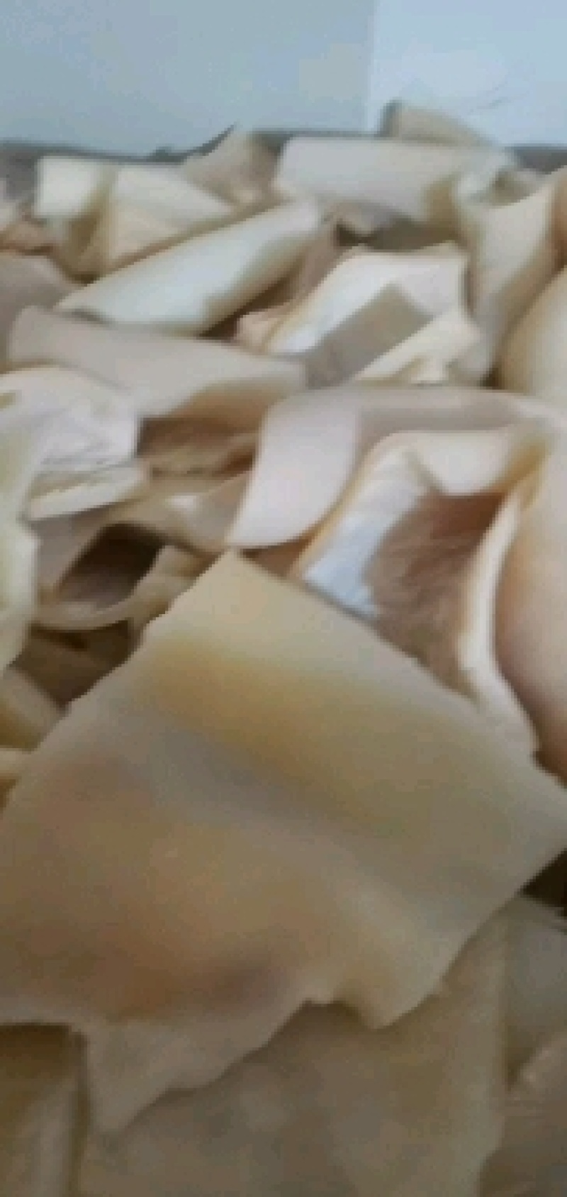 水牛皮，无油无毛根我们可以按照您的要求加工生熟度常年供货