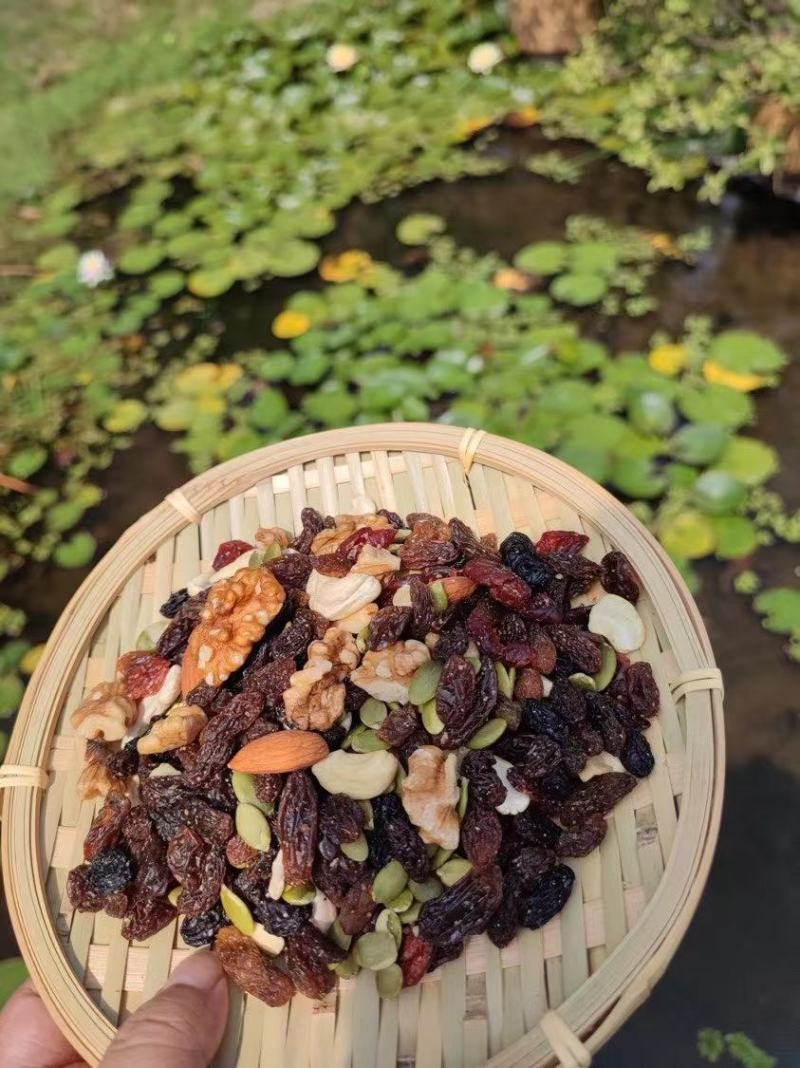 新货每日坚果休闲零食坚果包，罐装，袋装散装批发一件代发