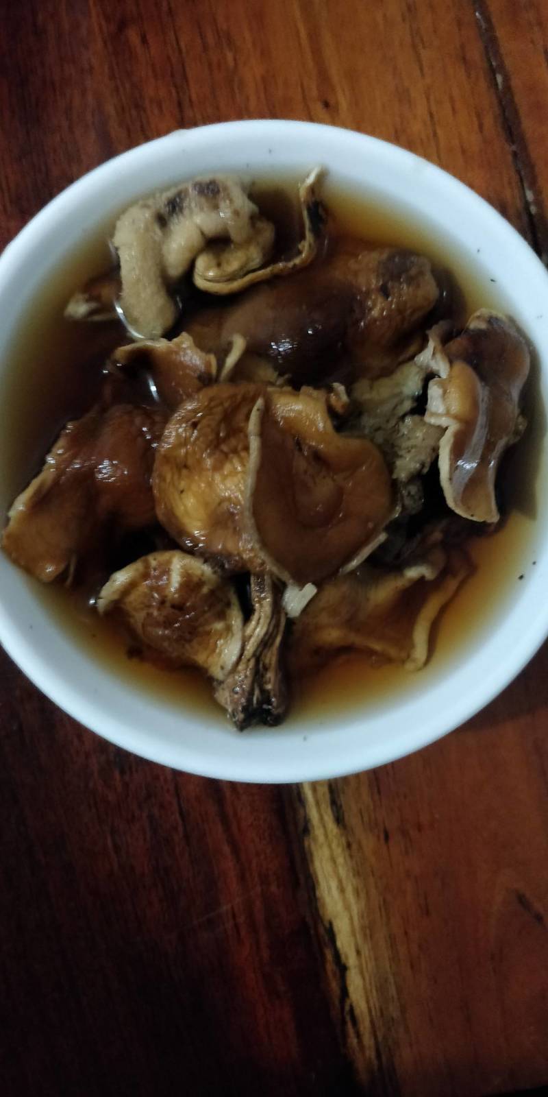 野生香菇，和种植的区别相差大，味道鲜香。