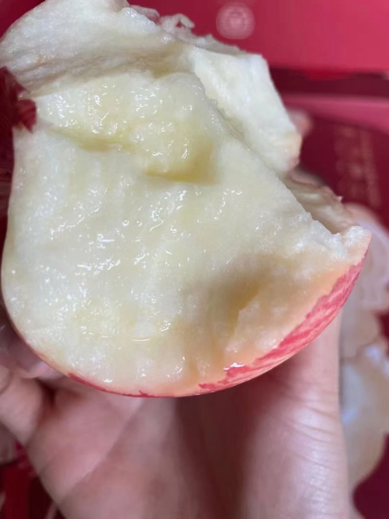 晚熟富士，果面干净，颜色红亮，个头大，口感脆甜。