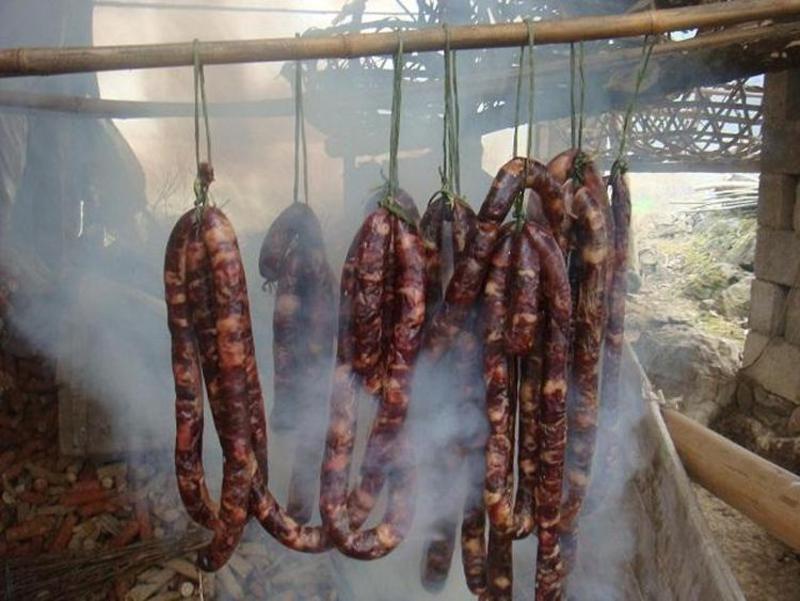 香肠农家自制烟熏腊肠，经过72小时的烘干口味更香保证纯肉