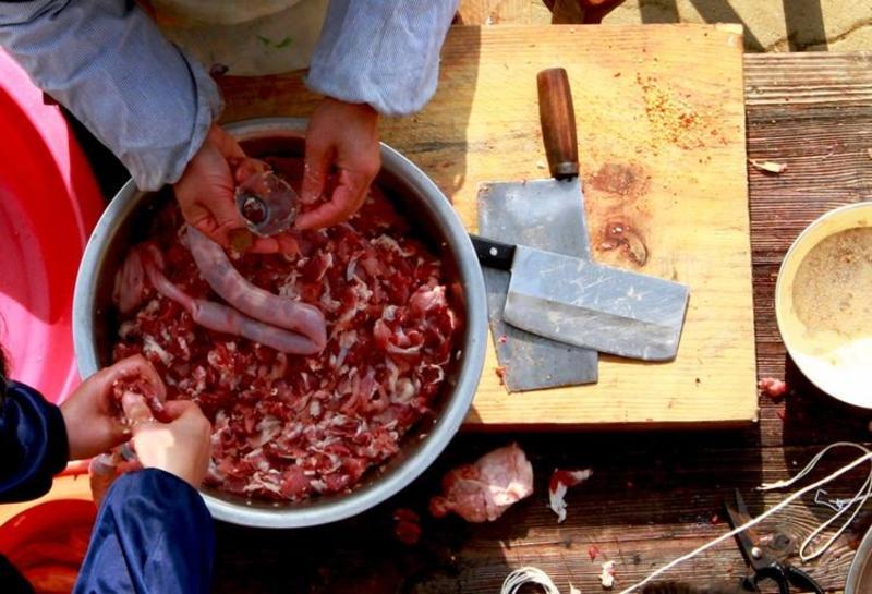 香肠农家自制烟熏腊肠，经过72小时的烘干口味更香保证纯肉