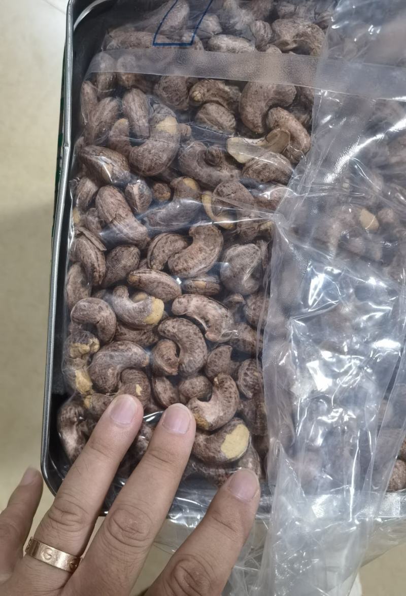带皮腰果A180，味道好。个头大