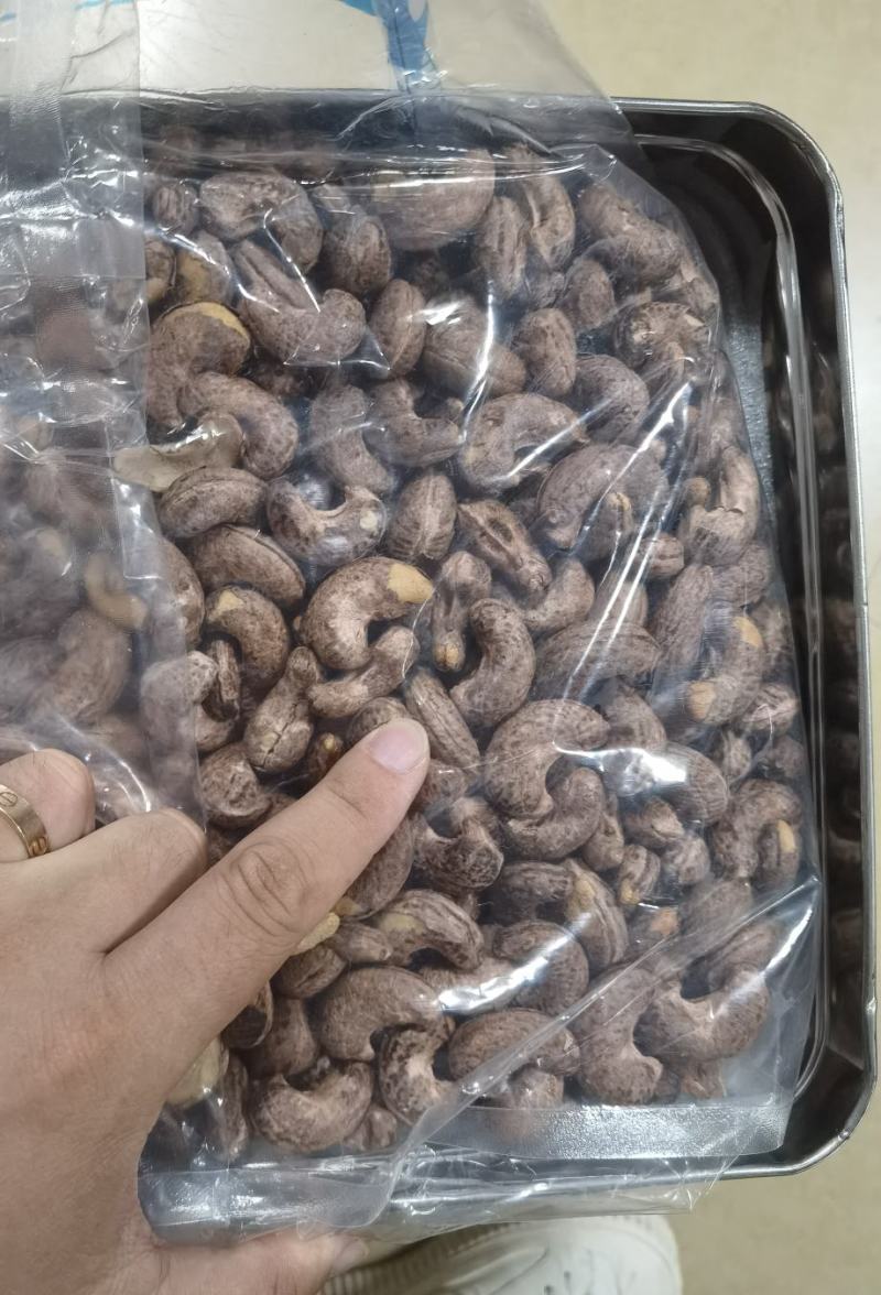 带皮腰果A180，味道好。个头大