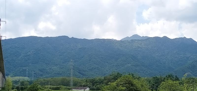 又一美地现世，廉貞起祖，剥换得土腹藏金之大地。立辛山乙向