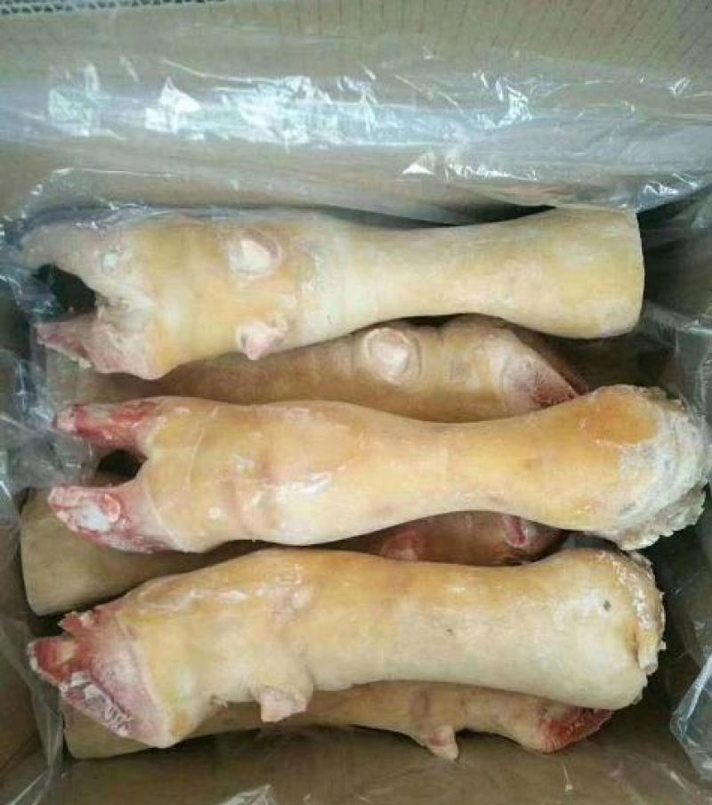 火烧牛蹄去毛干净清水冲洗大量有货牛蹄切块