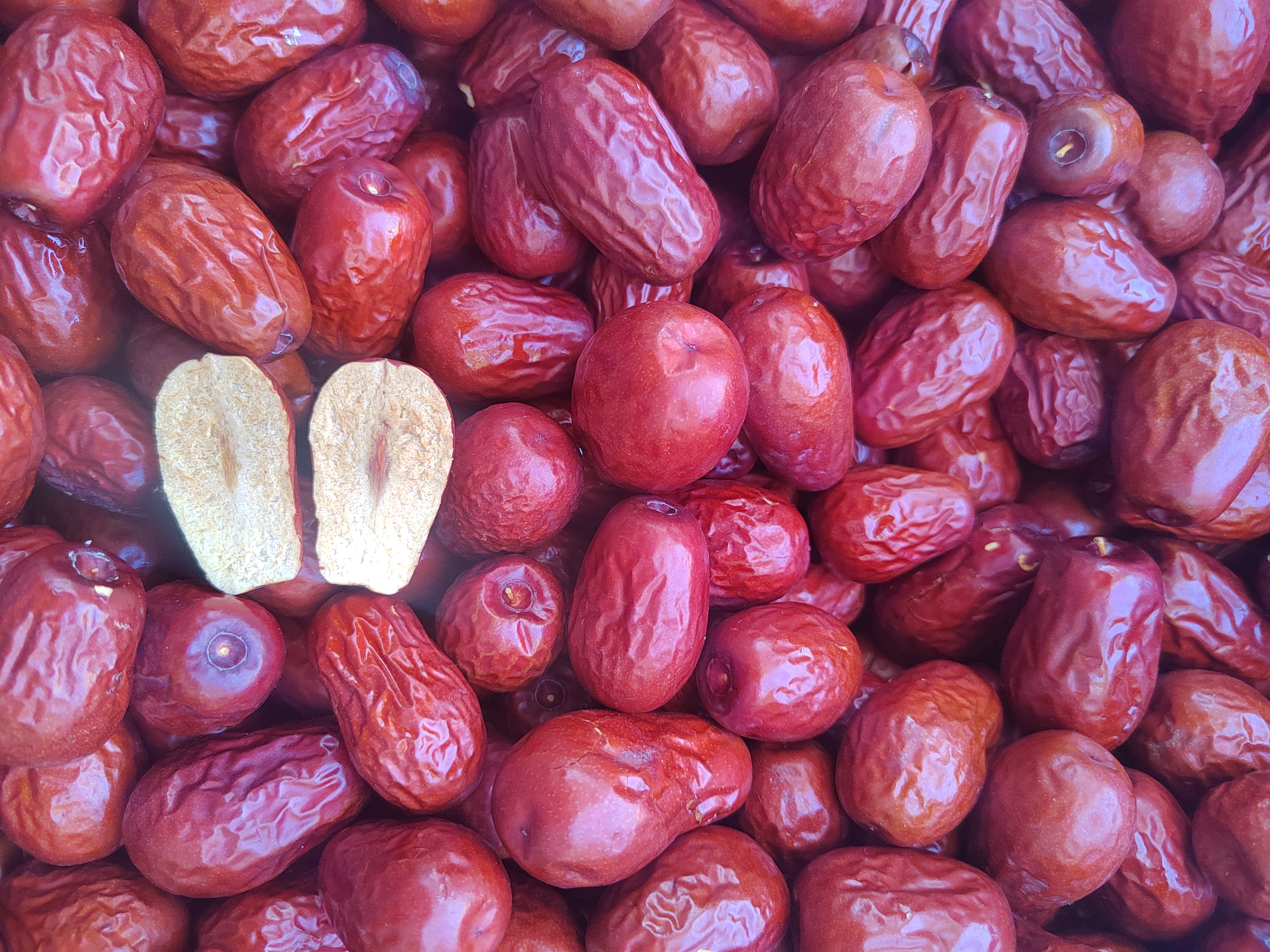 干红枣特写,展示其表面纹理与自然颜色 干红枣特写