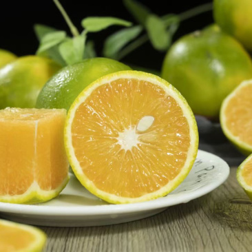 云南冰糖橙🍊皮薄，汁多，口感酸甜适口。维C多，可榨汁