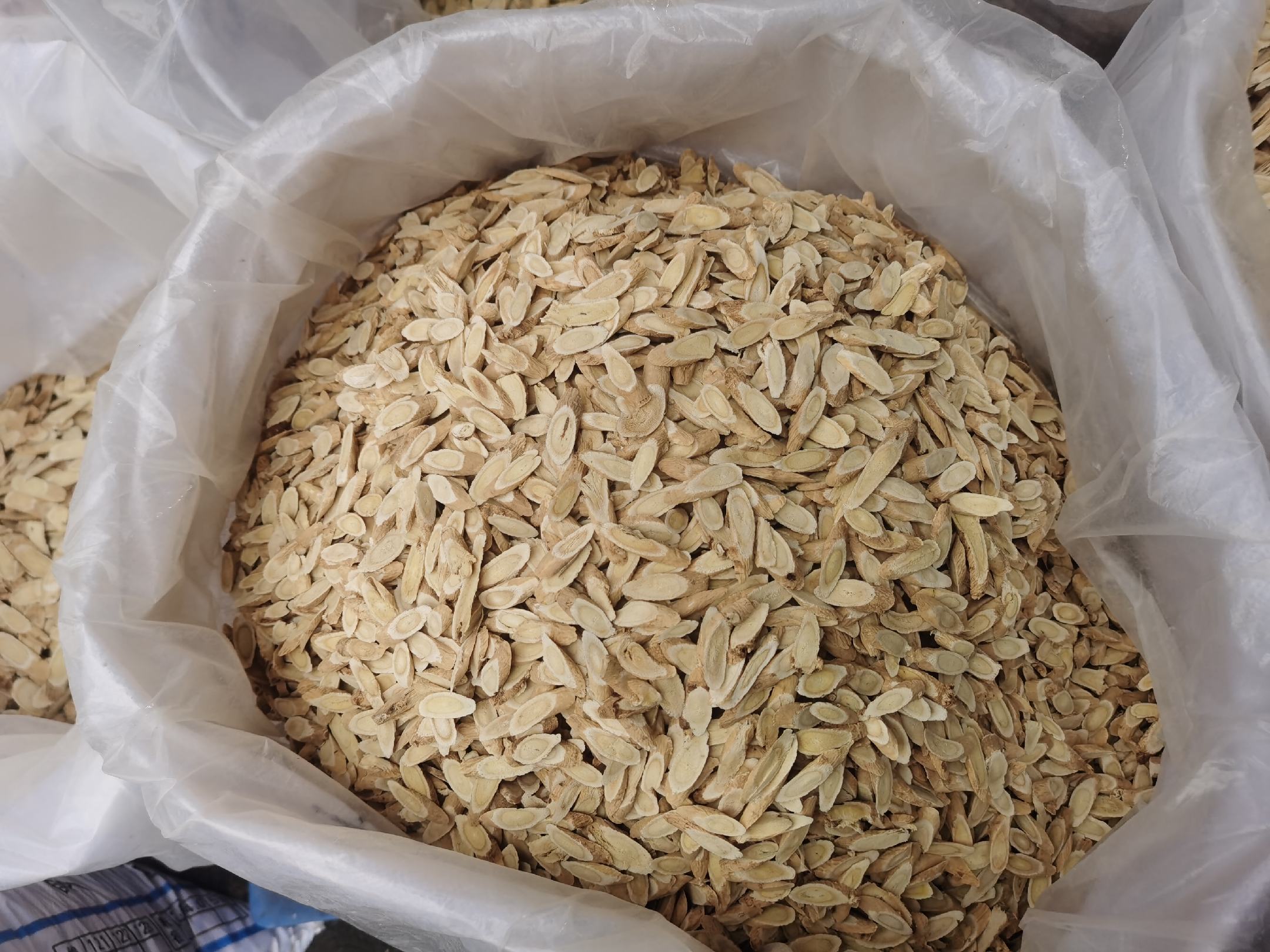 中药材黄芪与怀牛膝