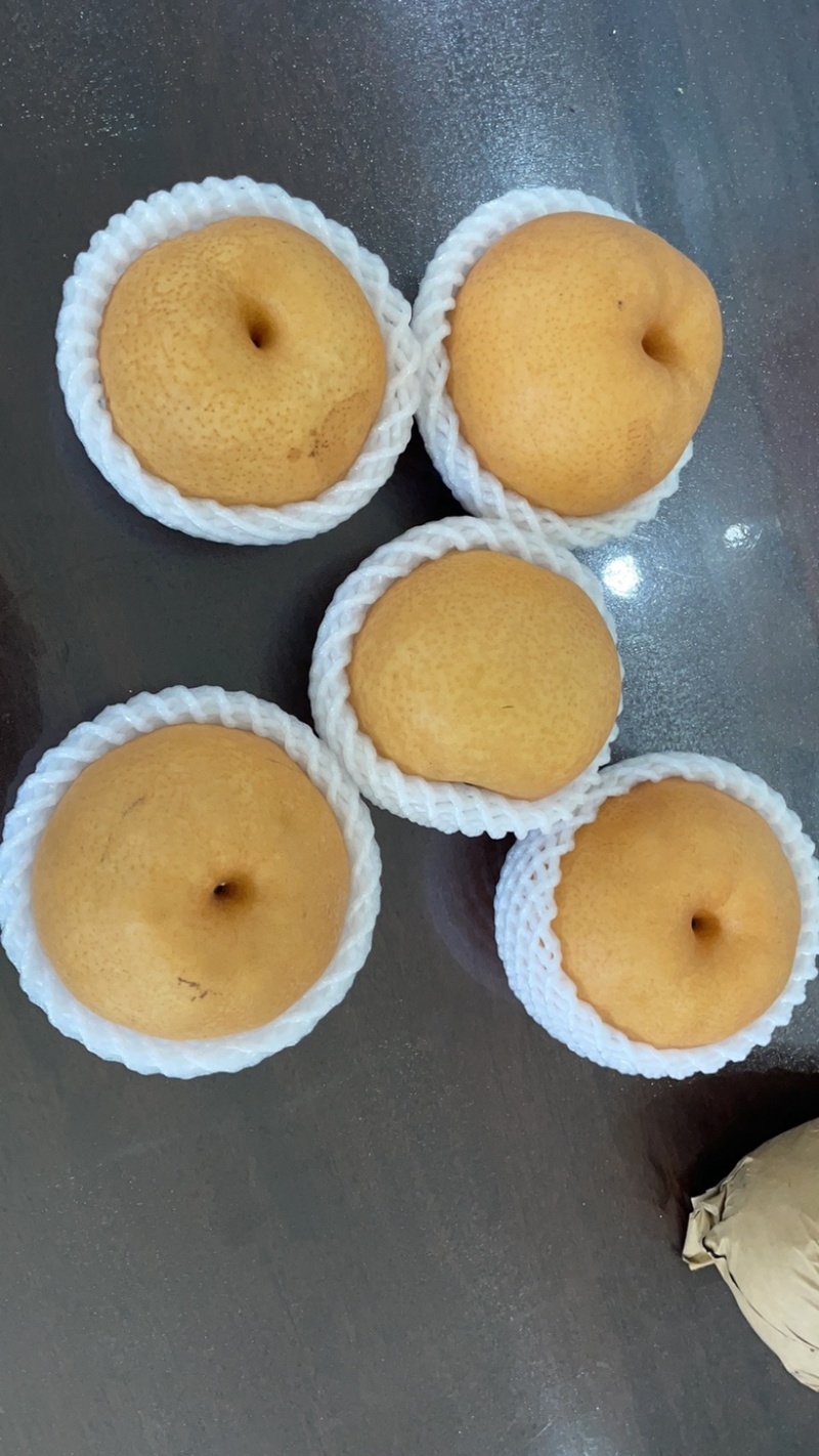 金秋梨没有抹膨大剂甜素剂口感杠杠的，肉质细嫩