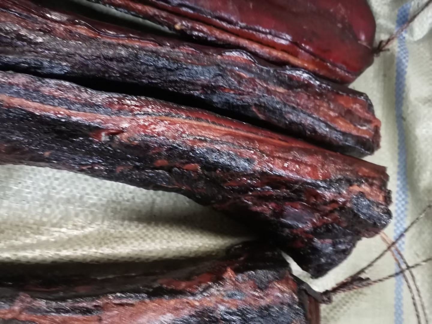 锅中正在煸炒熏肉的过程特写