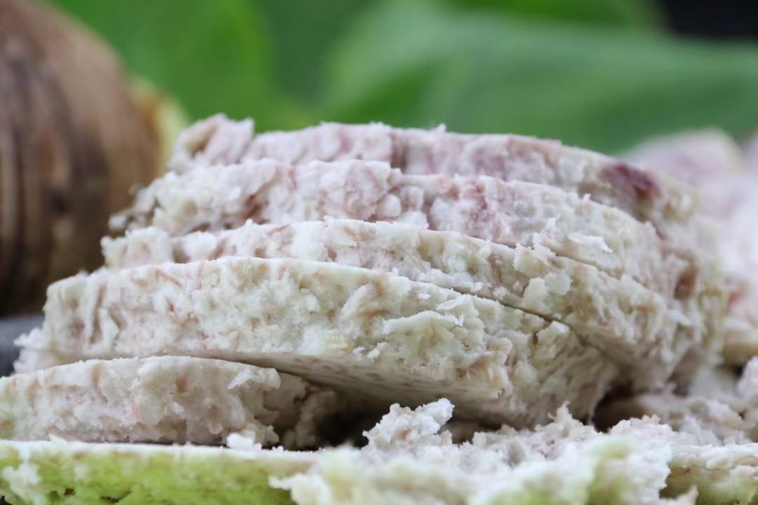 成品剁椒芋头摆盘,色泽红亮,香气诱人 剁椒芋头成品