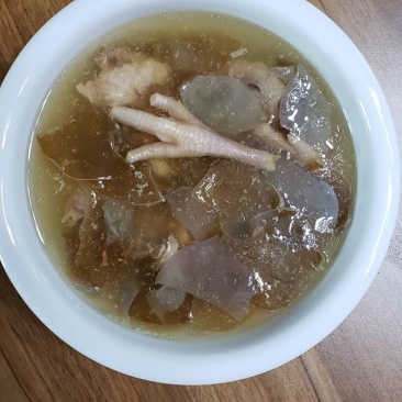 竹耳:胶原蛋白含量高，尤其适应煲汤凉拌，各食材的添加配料