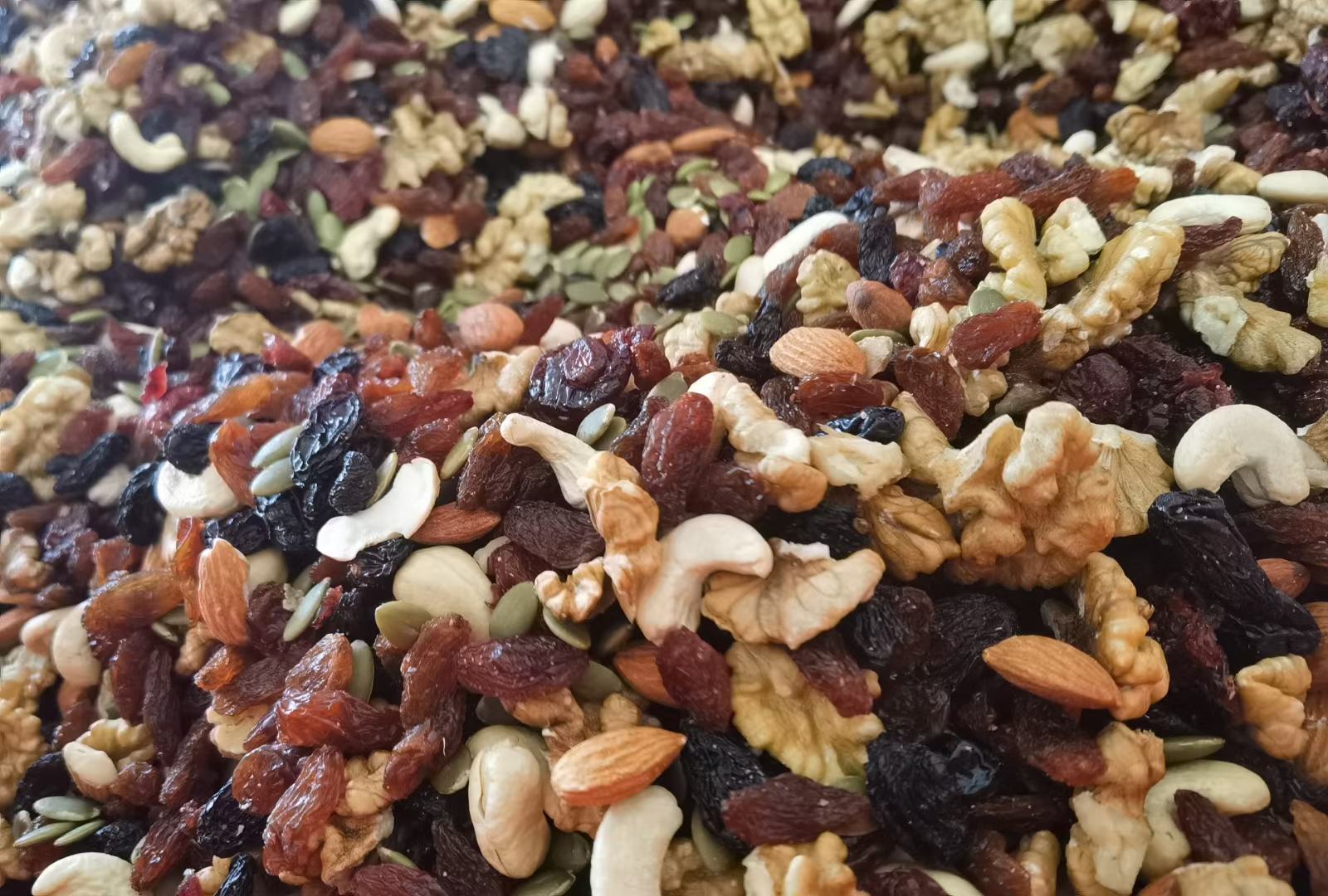 展示桃干与燕麦、坚果、酸奶等食材搭配的健康早餐组合 桃干食谱搭配示意图