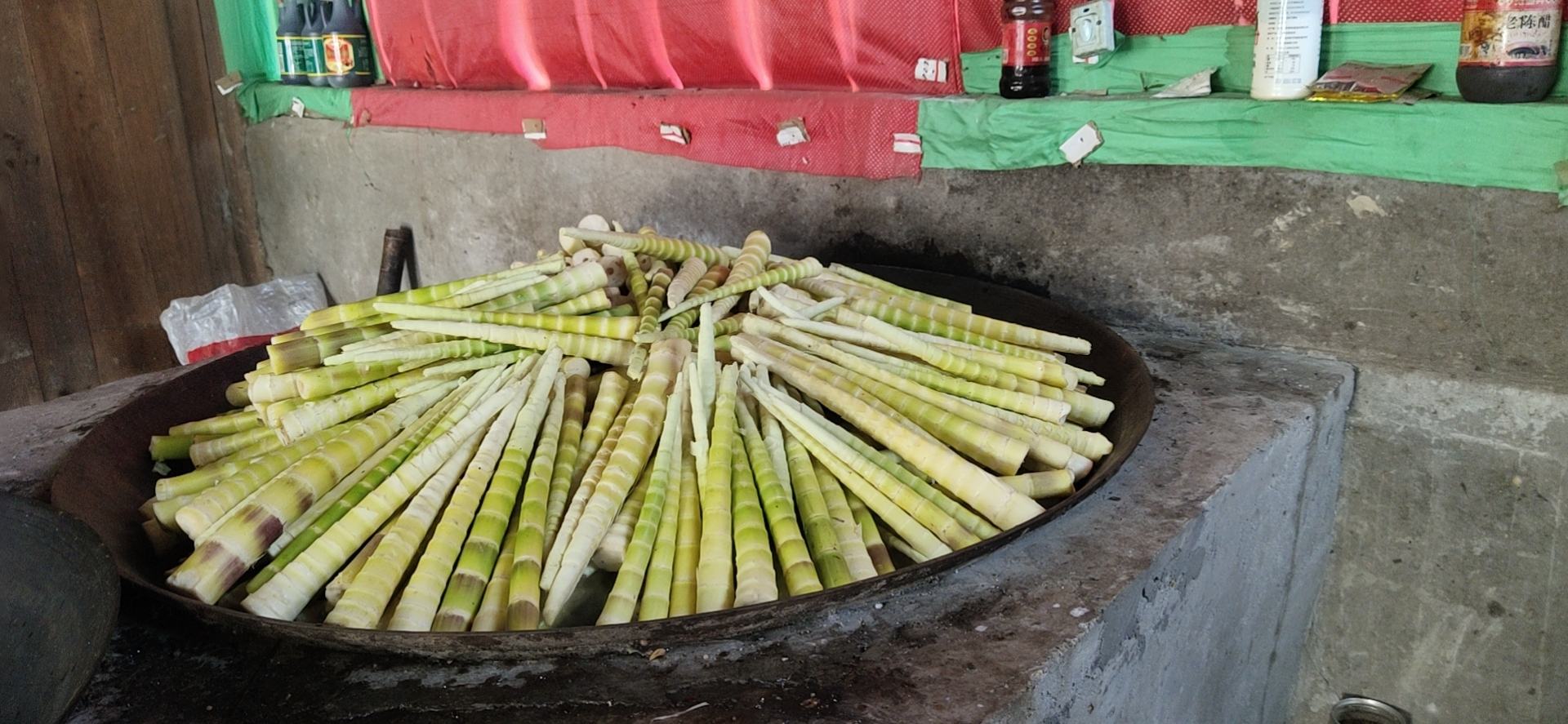 家庭厨房中正在焯煮野生竹笋