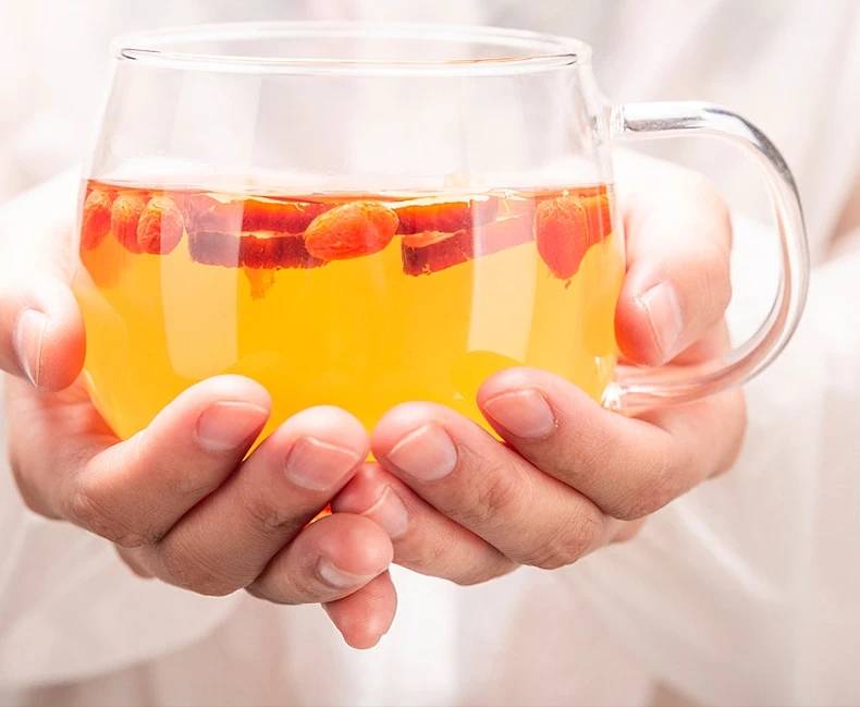 柠檬水与吸管杯