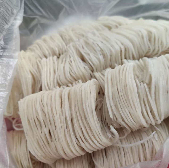 花饽饽寿桃的三种彩色面团正在被揉合