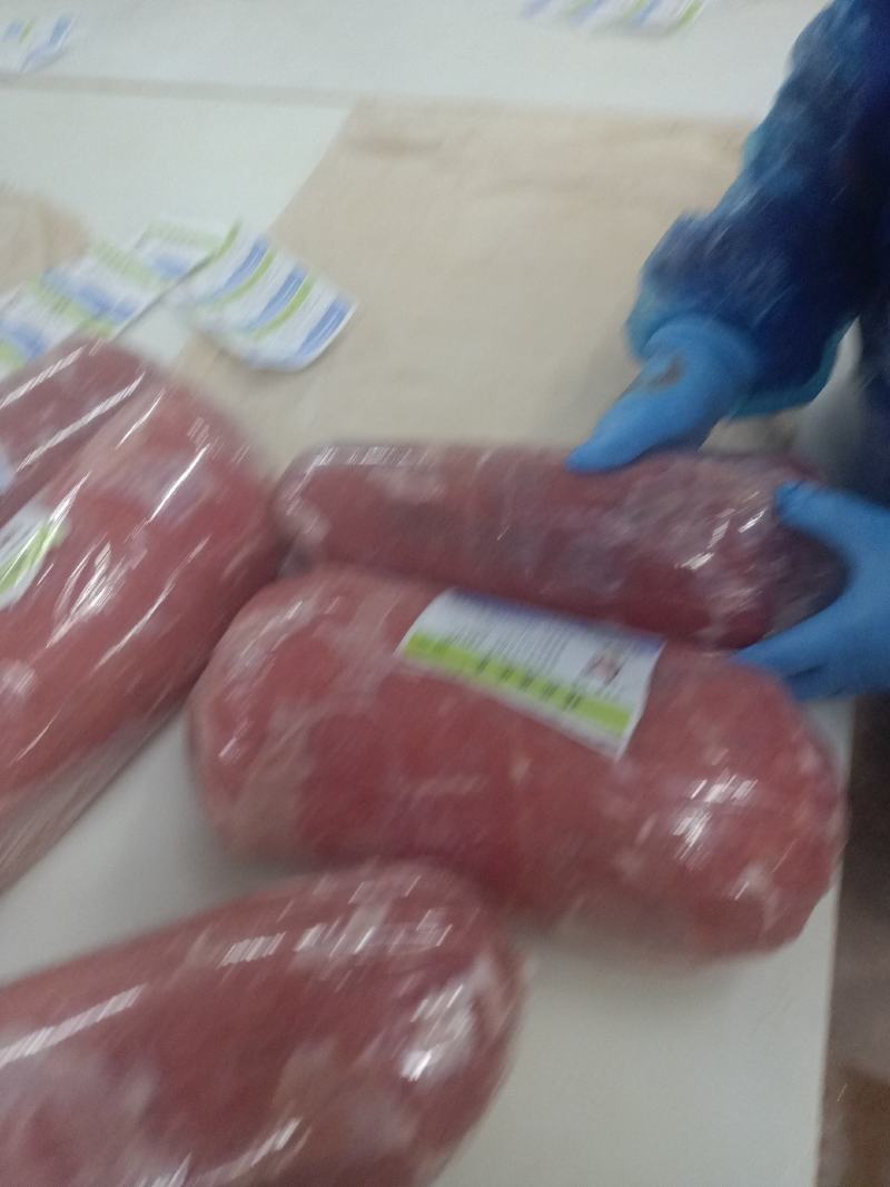 调理黄瓜条正在加工中