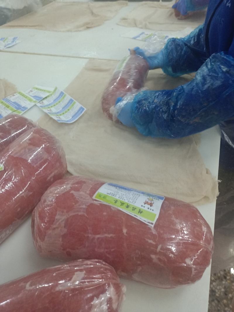 调理黄瓜条正在加工中