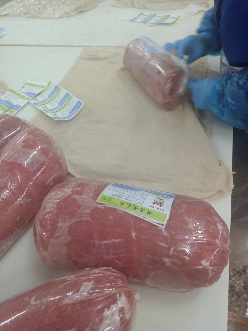 调理黄瓜条正在加工中