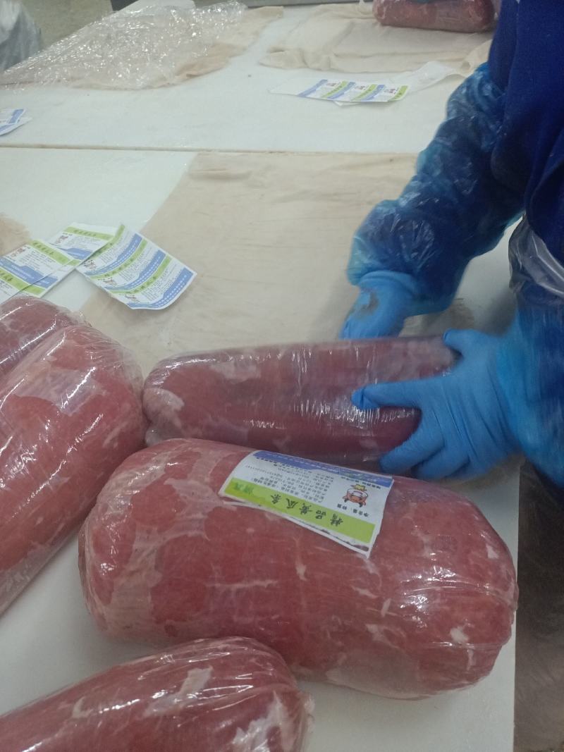 调理黄瓜条正在加工中