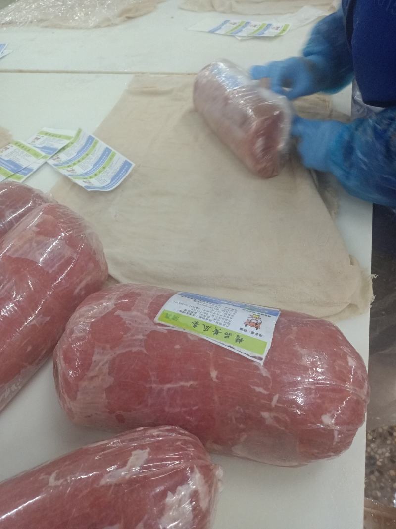 调理黄瓜条正在加工中