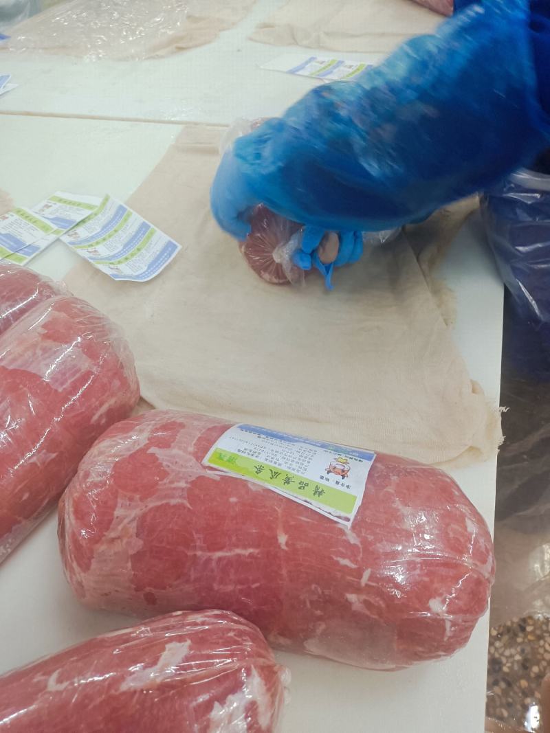 调理黄瓜条正在加工中