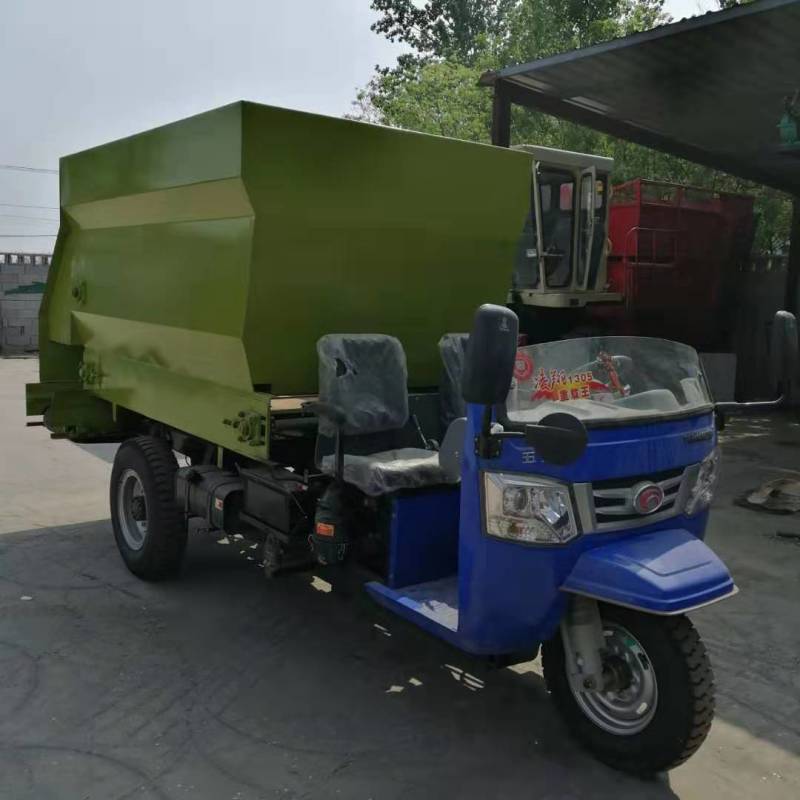五立方柴油三轮撒料车，针对牛羊养殖户，节省时间