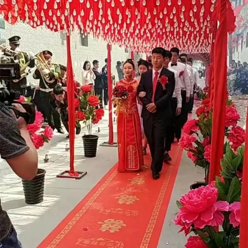 红地毯一次性婚庆结婚用无纺布大红地毯婚礼加厚防滑红色楼梯