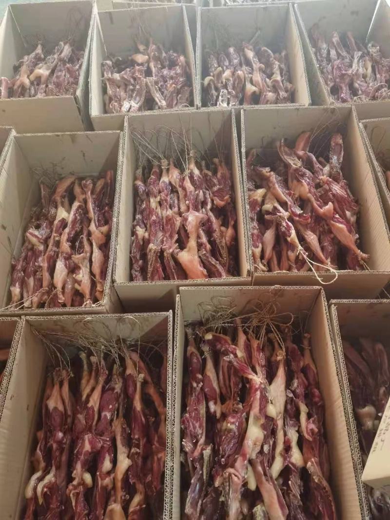 赣南腊鸭条肥瘦均匀精选麻鸭，色泽鲜肉质紧实，扑鼻而香