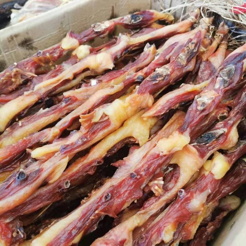 赣南腊鸭条肥瘦均匀精选麻鸭，色泽鲜肉质紧实，扑鼻而香