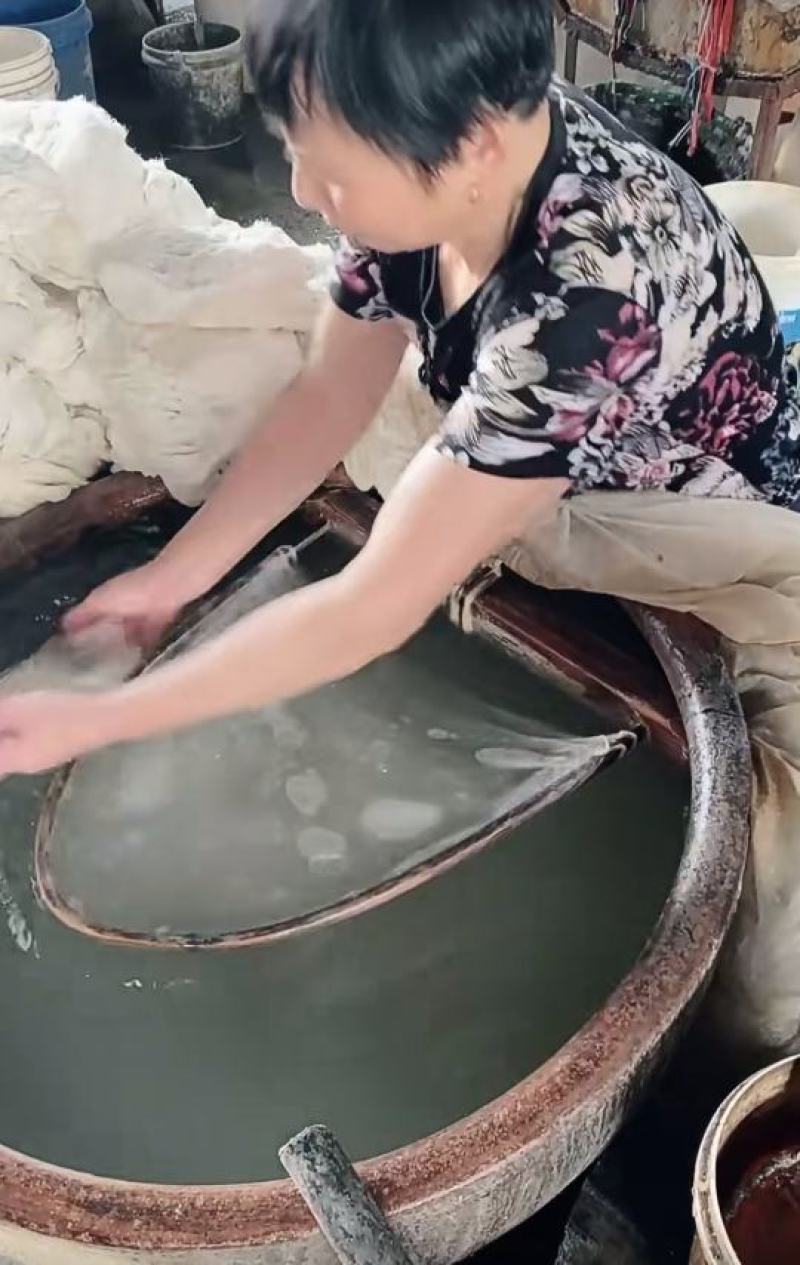 桑蚕丝，个个都是双蚕茧制作蚕丝质量保证有喜欢的朋友联我