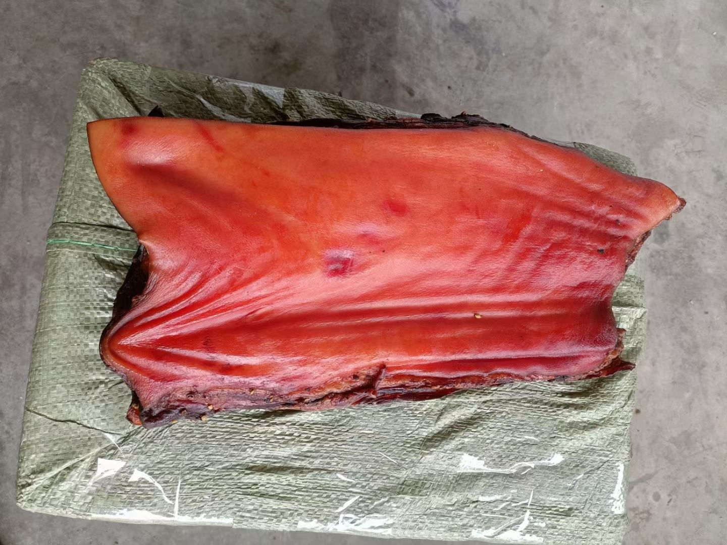 猪皮焯水后洗净,呈现透明质感 处理好的猪皮