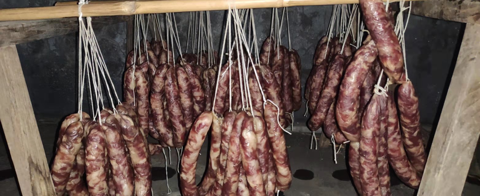 腊肠与土豆炒制前的食材准备