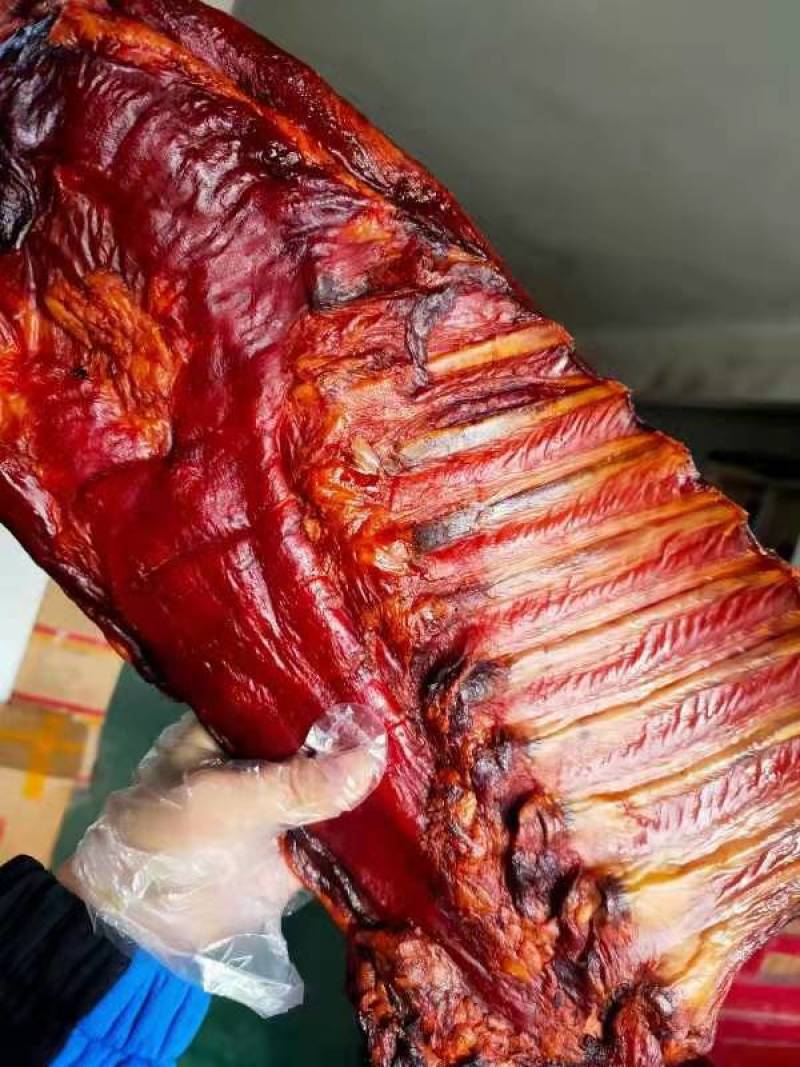年货热卖腌腊肉制品，江湖地摊展销会热卖带皮排骨批发