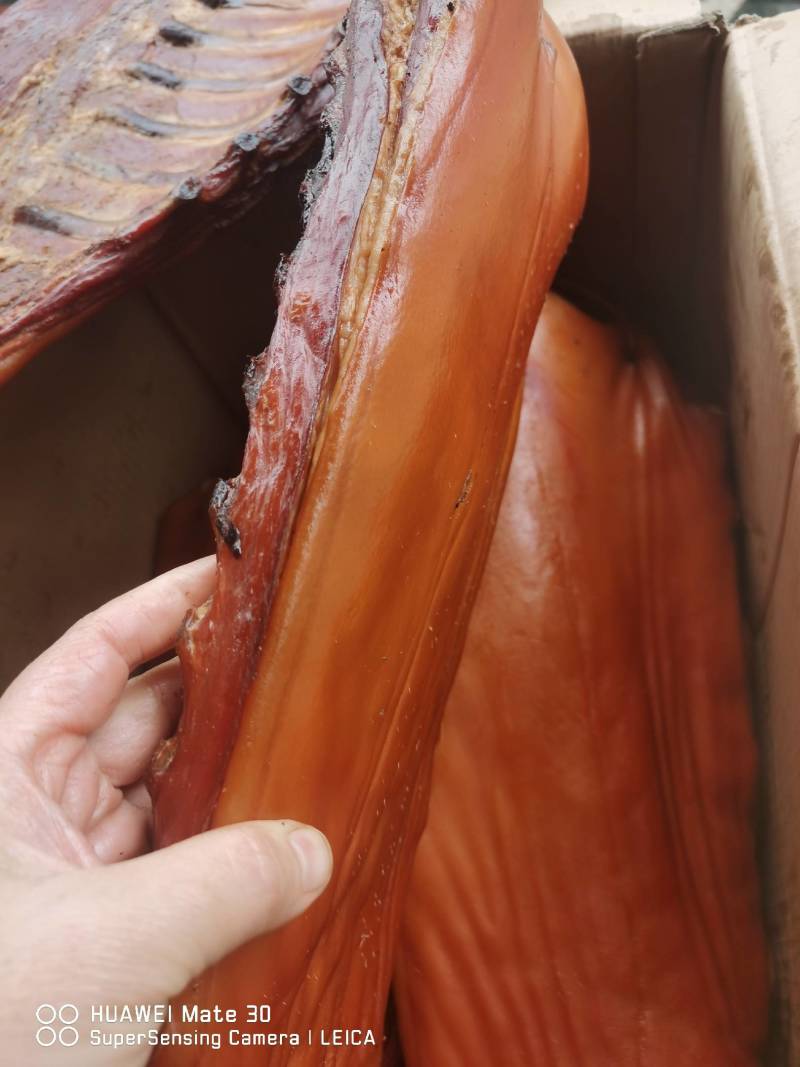 年货热卖腌腊肉制品，江湖地摊展销会热卖带皮排骨批发