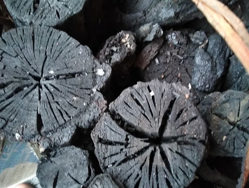 木炭、土窑炭、长年销售中，量大优惠。视频，实地看货。
